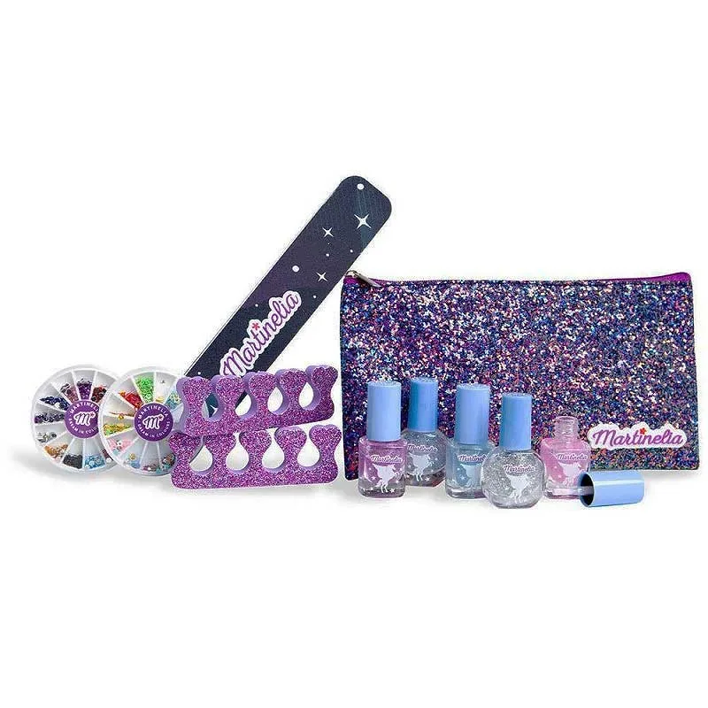 Martinelia Galaxy Dreams Nail Set & Cosmetic Bag Βερνίκια Νυχιών 5 Χ 4ml, 2 Διαχωριστές Δακτύλων, Λίμα, Cosmetic Bag & Διακοσμητικά Stickers & Strass Martinelia Galaxy Dreams Nail Set & Cosmetic Bag Βερνίκια Νυχιών 5 Χ 4ml, 2 Διαχωριστές Δακτύλων, Λίμα, Cosmetic Bag & Διακοσμητικά Stickers & Strass