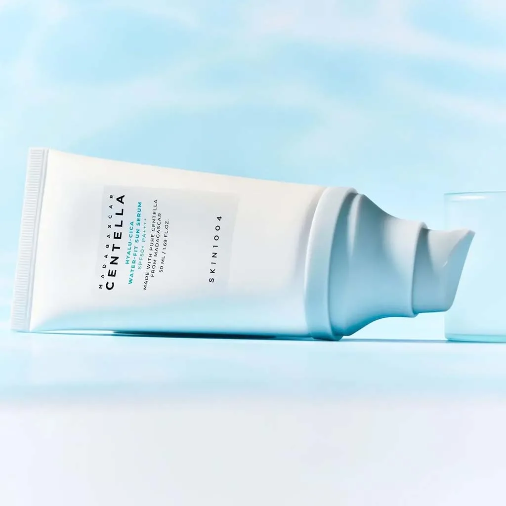 Skin1004 Madagascar Centella Hyalu-Cica Water-Fit Sun Serum SPF50 Αντηλιακός & Καταπραϋντικός Ορός για Μη Αίσθηση Λιπαρότητας 15ml